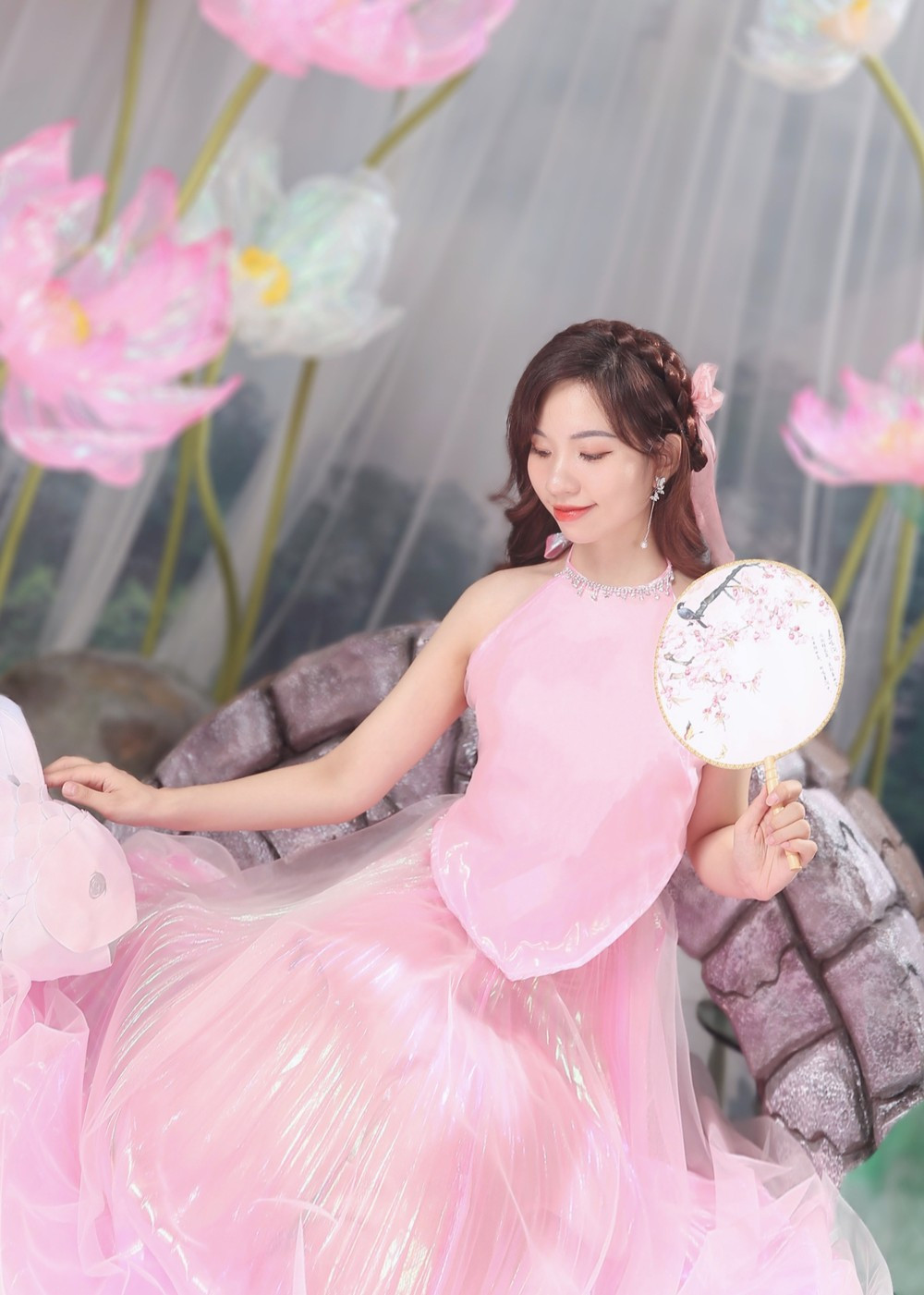 Mới đây, nàng Á khôi lại khiến netizen ngẩn ngơ với nhan sắc trong trẻo khi hóa thân thành Hằng Nga, chuẩn bị đón Tết Trung Thu năm nay.