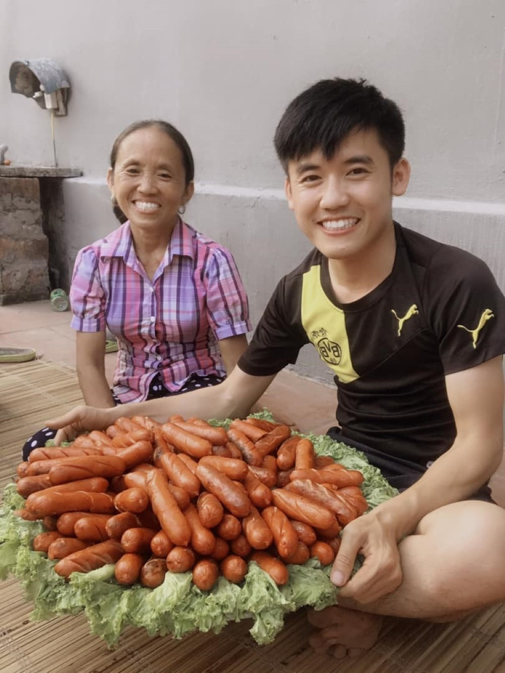 Tuy nhiên, nhìn vào kết quả của những hiện tượng mạng từng tham gia showbiz như Lệ Rơi hay Nguyễn Thị Dần, nhiều cư dân mạng lại không mong bà Tân sẽ tiếp tục đi theo con đường đó.