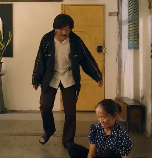 Không chỉ tham gia vào các gameshow như Thách Thức Danh Hài, bà Tân còn cùng con trai xuất hiện trong web drama Bố Già của Trấn Thành. Đối với nhiều người, đây được xem là một trong những dấu hiệu cho thấy Youtuber này sẽ lấn sân sang showbiz một ngày không xa.