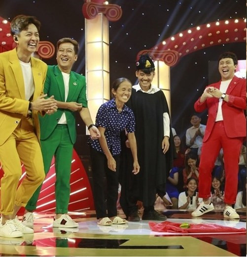 Bà Tân Vlog từng trở thành hiện tượng mạng xã hội suốt một thời gian dài nhờ những clip làm đồ ăn “siêu to khổng lồ”. Với sự nổi tiếng này, người phụ nữ nhỏ con này đã được các chương trình truyền hình để mắt đến và mời tham gia.