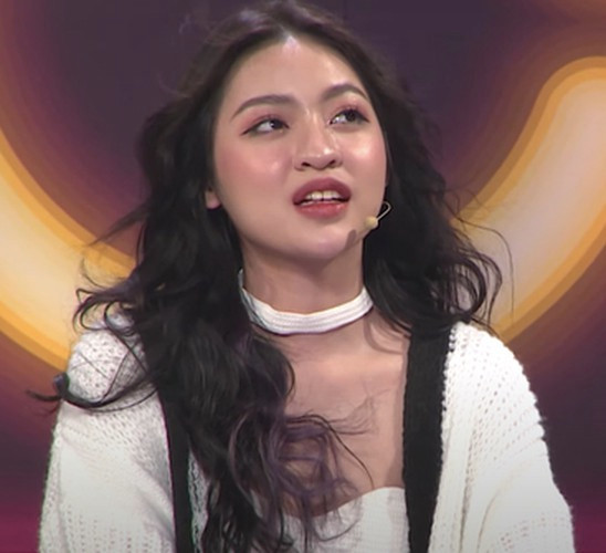 Từ clip chia sẻ dễ nhận thấy, trên truyền hình hot girl Trần Thanh Tâm xuất hiện với gương mặt phúng phính, sưng to và thô chứ không được thon gon, v-line như hình đăng trên "phây".