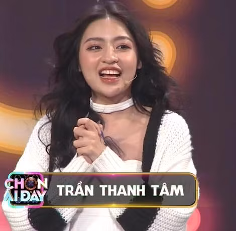 Ngoài ra, thân hình hot girl TikTok cũng chẳng được mảnh mai cho lắm.