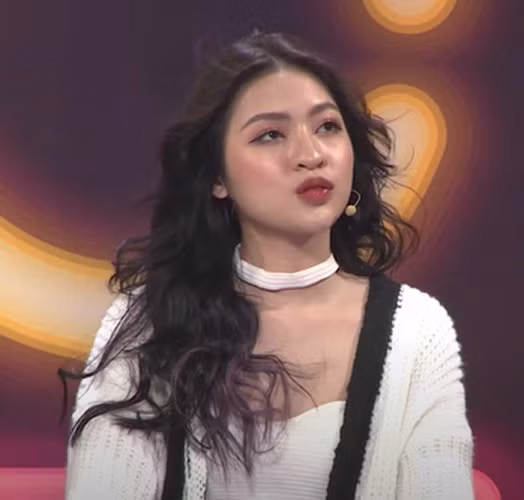 Nhiều người bày tỏ phải xem lại nhiều lần mới nhận ra ''hot girl trứng rán'' trên truyền hình, bởi trông cô nàng cứ "khác khác" với những hình ảnh tự đăng trên mạng.