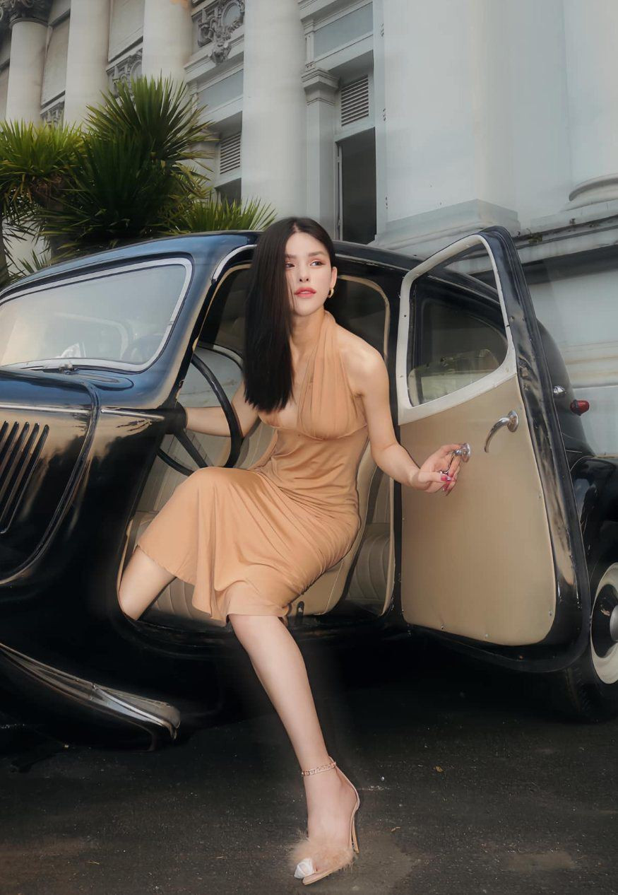 Ví dụ khi Mẫn Nhi muốn thực hiện tại một bệnh viện Hàn Quốc thì sẽ hỏi bạn bè của mình ở Hàn, có ai đến đó thực hiện không, có người Việt Nam đến đó sửa chưa, kết quả ra sao... chuyên môn của bác sĩ và chế độ hậu phẫu... làm trong nước tìm hiểu 1 thì ở nước ngoài phải đến 1000". Mẫn Nhi cho biết thêm.