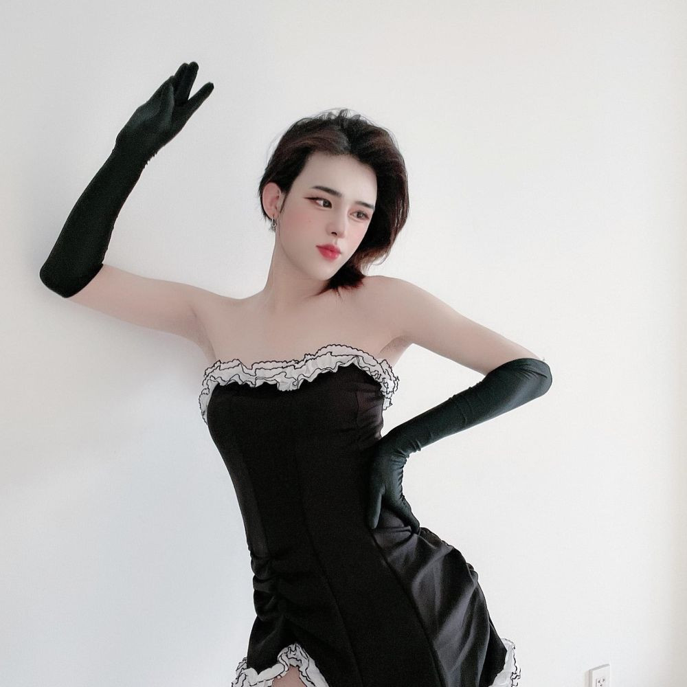 Nhiều người vẫn có quan niệm tuổi tác nhưng bản thân mình lại rất thích được học hỏi, trao đổi kiến thức từ những người đi trước mình. Khi quen người lớn hơn nhiều tuổi, đặc biệt là những người 8x, họ cho mình cảm giác ấm áp, được nâng niu và chăm sóc". Người đẹp chuyển giới nói thêm.