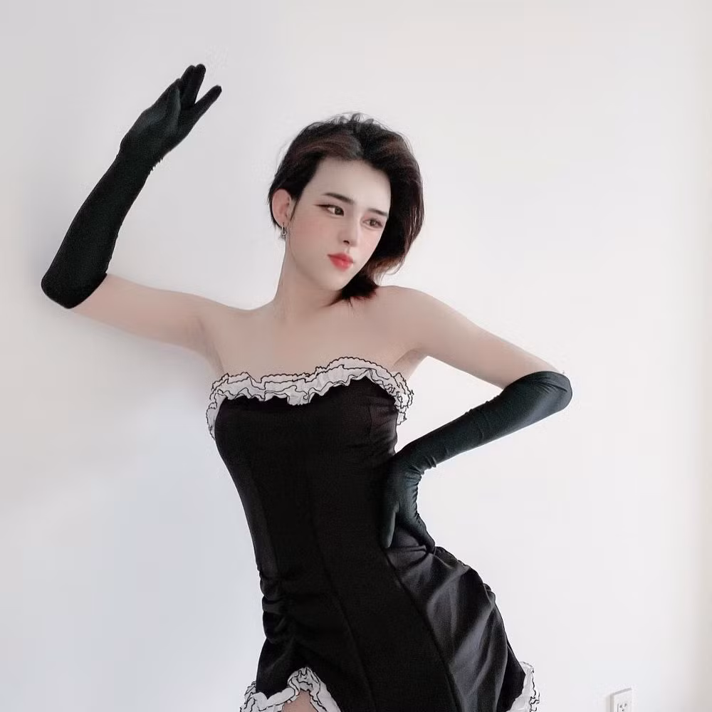 Nhiều người vẫn có quan niệm tuổi tác nhưng bản thân mình lại rất thích được học hỏi, trao đổi kiến thức từ những người đi trước mình. Khi quen người lớn hơn nhiều tuổi, đặc biệt là những người 8x, họ cho mình cảm giác ấm áp, được nâng niu và chăm sóc". Người đẹp chuyển giới nói thêm.