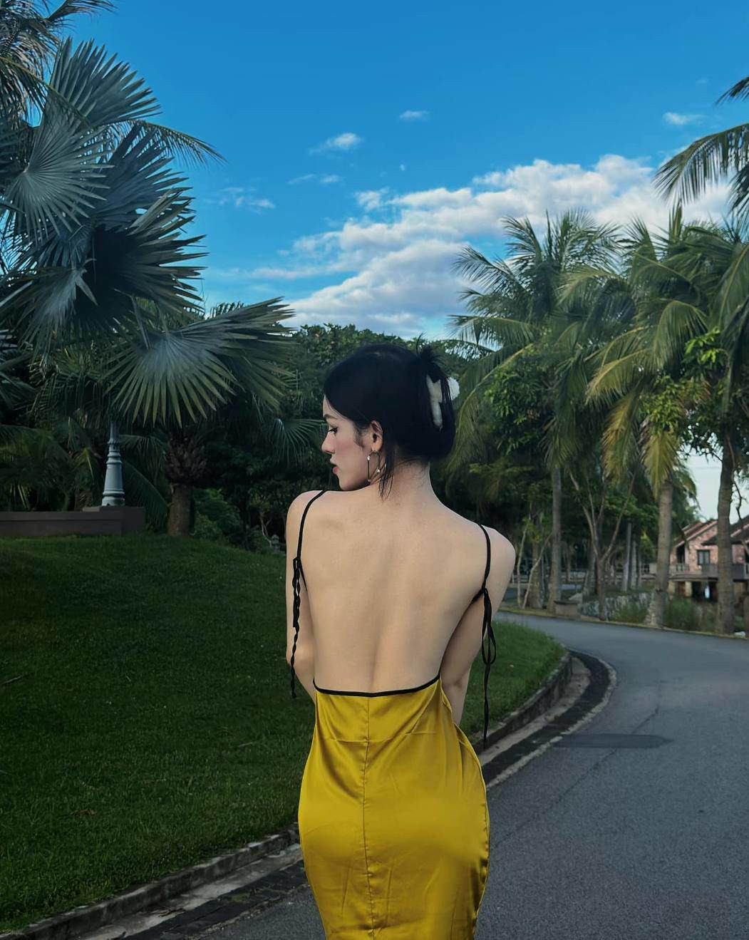 Chia sẻ về việc làm sao để tìm hiểu được một nơi uy tín khi muốn thực hiện phẫu thuật thẩm mỹ, Mẫn Nhi cho hay: "Đầu tiên mình sẽ xem review, rồi hỏi bạn bè của mình.