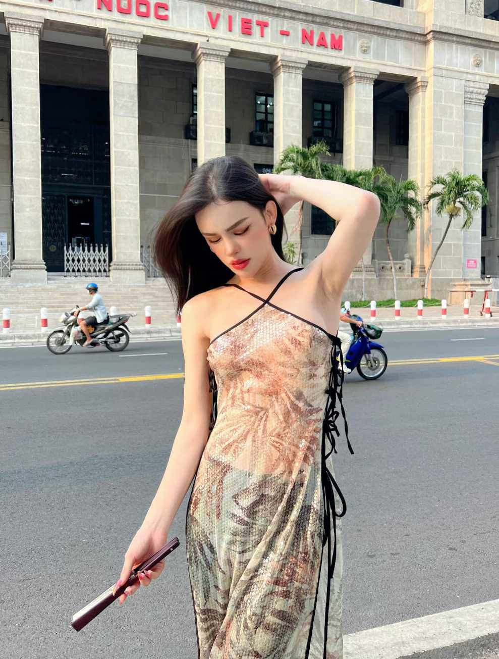 Cho đến hiện tại, Mẫn Nhi khá hài lòng với vẻ ngoài của mình, cô tự chấm cho mình 9 điểm bởi càng về sau phẫu thuật thì các đường nét càng được gom lại, còn đẹp hơn nữa.