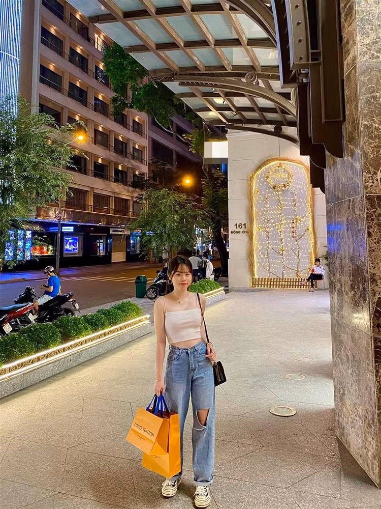 Ngay sau đó, Huỳnh Anh lại khoe lên đồ cực chất đi chơi. Trong hình, bạn gái cũ Quang Hải mặc áo crop top 2 dây kết hợp cùng quần jeans, đi giày thể thao.