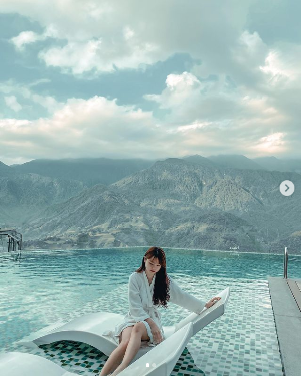 Đính kèm hình ảnh, Huỳnh Anh cho biết mình là "cô gái hạnh phúc".