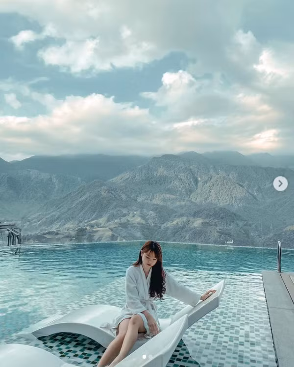 Đính kèm hình ảnh, Huỳnh Anh cho biết mình là "cô gái hạnh phúc".