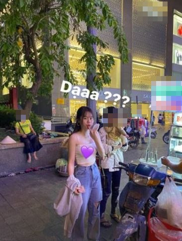 Địa điểm Huỳnh Anh check-in được cho là ở bên ngoài một trung tâm thương mại. Trên tay cô nàng lúc này xách 2 túi đồ có ghi tên một thương hiệu thời trang nổi tiếng.