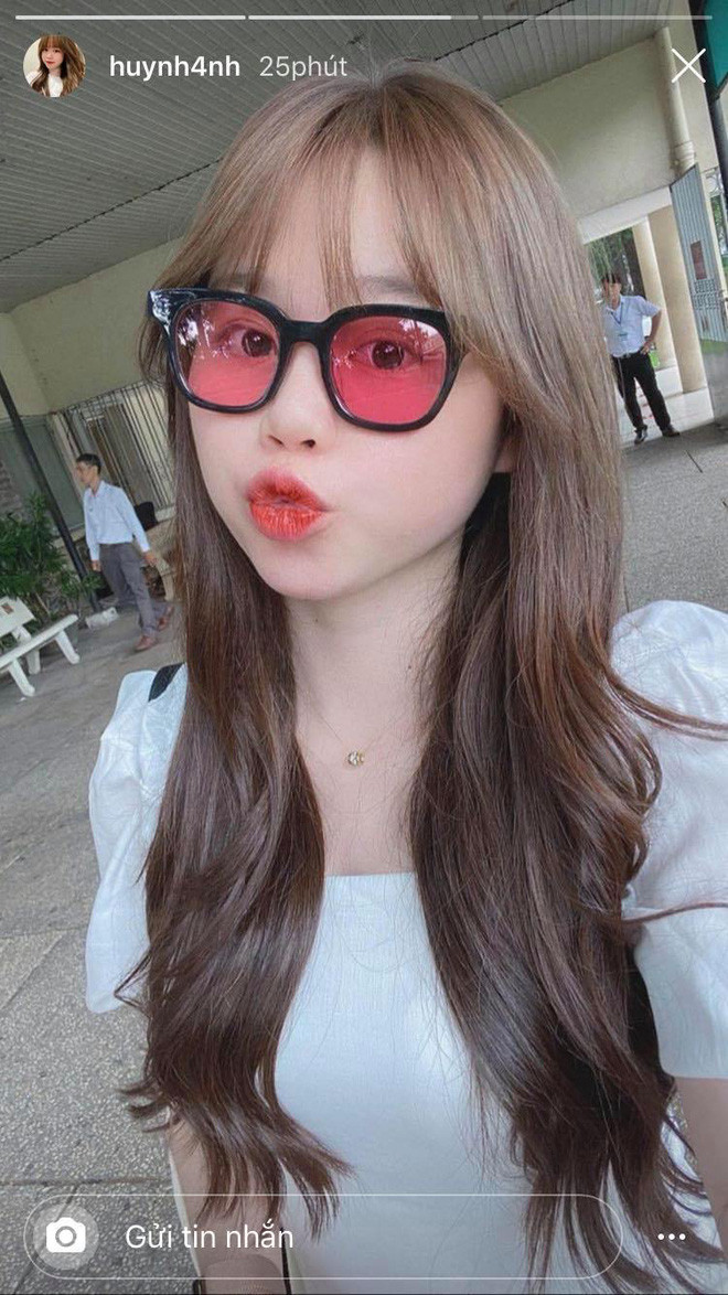 Huỳnh Anh thường chọn những bộ váy khá bánh bèo, đôi khi còn bị nhận xét chững chạc hơn so với tuổi.