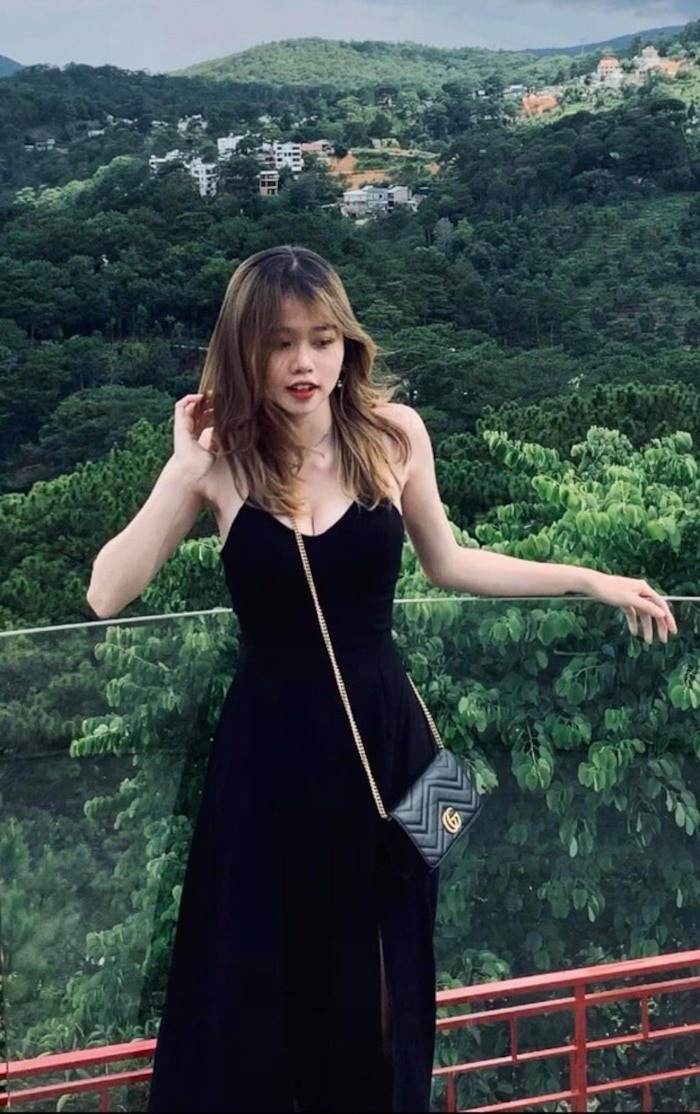 Nếu để ý, thời gian bên Quang Hải, Huỳnh Anh có phần "khiêm tốn" hơn trong khoản thời trang.