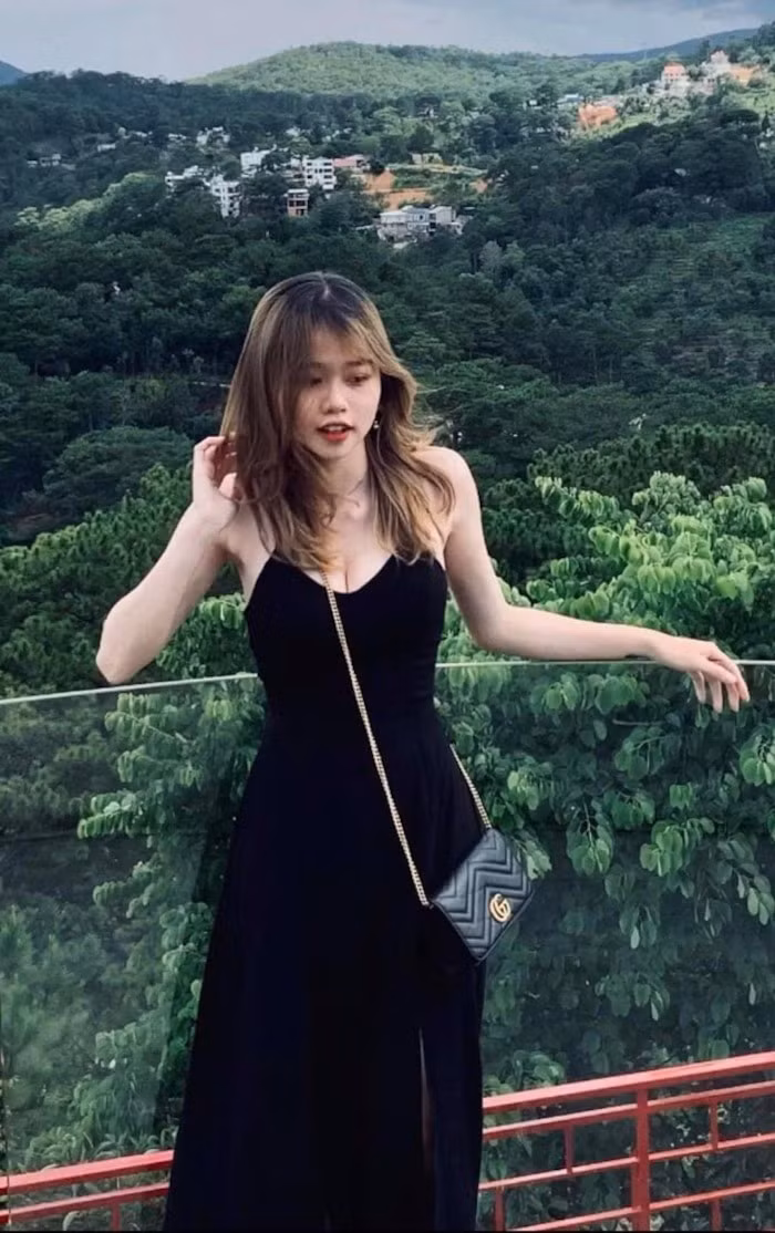 Nếu để ý, thời gian bên Quang Hải, Huỳnh Anh có phần "khiêm tốn" hơn trong khoản thời trang.