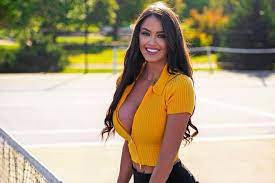 Hồi tháng 9, Stuhlmann tham dự giải US Open và gây sốt sau bài phỏng vấn với tạp chí Maxim. Bên cạnh chơi môn thể thao banh nỉ, gái xinh làng quần vợt này còn là người mẫu nhờ thân hình cân đối và chiều cao 1,83 m.