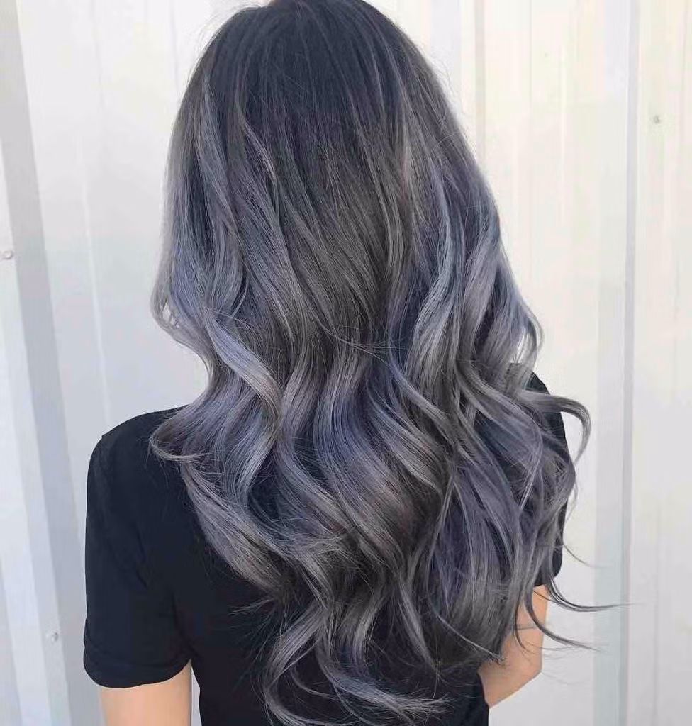 Mặc dù ai cũng hiểu việc dùng hóa chất lên tóc là rất có hại nhưng không nhuộm, tẩy tóc thì lại khó có được diện mạo như mong muốn. Thế nên không ít người vẫn bất chấp để được đẹp hơn trong dịp Tết.