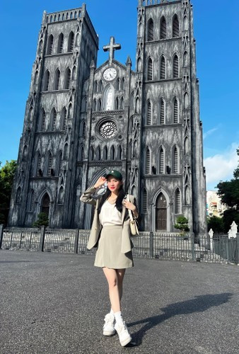 Cụ thể, thảo luận xoay quanh chuyện mọi ý kiến tranh luận, phản hồi trái chiều trên Facebook hay TikTok của cô đều bị xóa và chặn, chỉ giữ lại những bình luận ủng hộ.