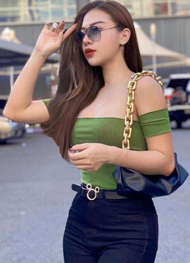 Tuy nhiên, Huyền Dior từng chia sẻ: “Tôi tự ti khi mặc đồ bó sát. Đặc biệt là bị nhiều người châm chọc là “trước sau như một”, hay “màn hình phẳng” vì vòng 1 và vòng 3 rất nhỏ”.