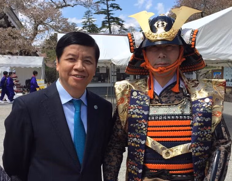 Thu tuong Suga den Viet Nam - chuyen tham vuot tam song phuong