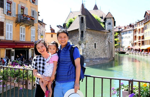 Sau thời gian 1 năm gắn bó với Olympia, Khánh Chi có thời gian ngắn làm trong một công ty truyền thông của Anh tại Kuala Lumpur. Sau đó, cô chuyển sang việc liên quan đến phân tích hợp đồng mua bán dịch vụ và thiết bị trong ngành thăm dò, khai thác dầu khí.