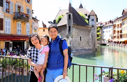 Sau thời gian 1 năm gắn bó với Olympia, Khánh Chi có thời gian ngắn làm trong một công ty truyền thông của Anh tại Kuala Lumpur. Sau đó, cô chuyển sang việc liên quan đến phân tích hợp đồng mua bán dịch vụ và thiết bị trong ngành thăm dò, khai thác dầu khí.