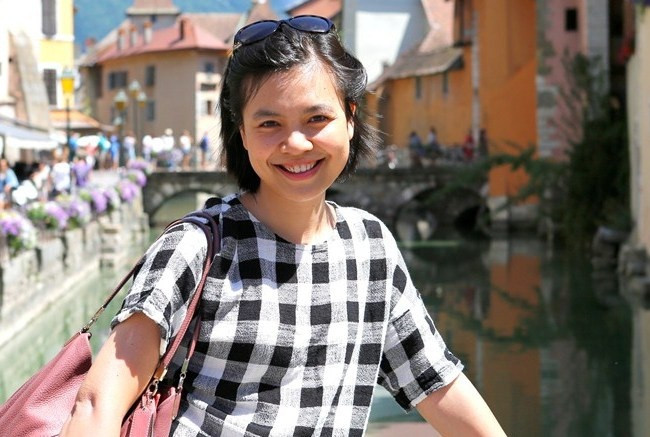 Nhưng đến gần cuối vì lý do cá nhân, nữ MC Khánh Chi xin rút và khi thực sự đã giải quyết được mọi vấn đề, cô mới tham gia lên sóng Olympia. Thế là kể từ trận thi Quý I đến hết mùa 8, cô là người đồng hành với các thí sinh ngay trên sân khấu.