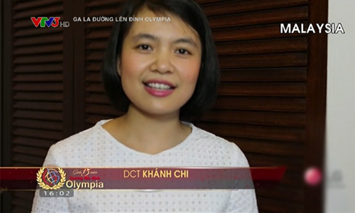 Được biết, Khánh Chi từng có quãng thời gian du học tại Pháp. Khi kết thúc khóa học, cô có cơ hội biết đến Olympia và đăng ký tham gia cuộc thi tìm người dẫn của chương trình này. Cũng từ đây cô nàng quen biết với MC Kiều Anh và cả hai cùng trải qua 6-7 vòng tuyển chọn.