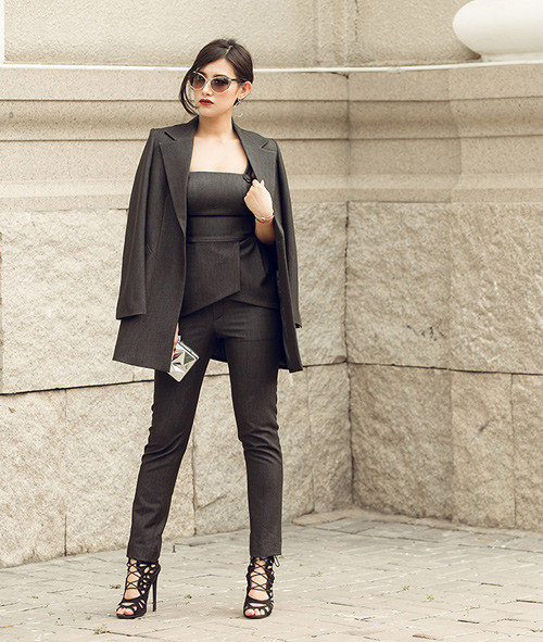 Nhan sắc của Emmy Nguyễn ngày càng thăng hạng, được dân mạng đánh giá là gợi cảm và quyến rũ hơn.