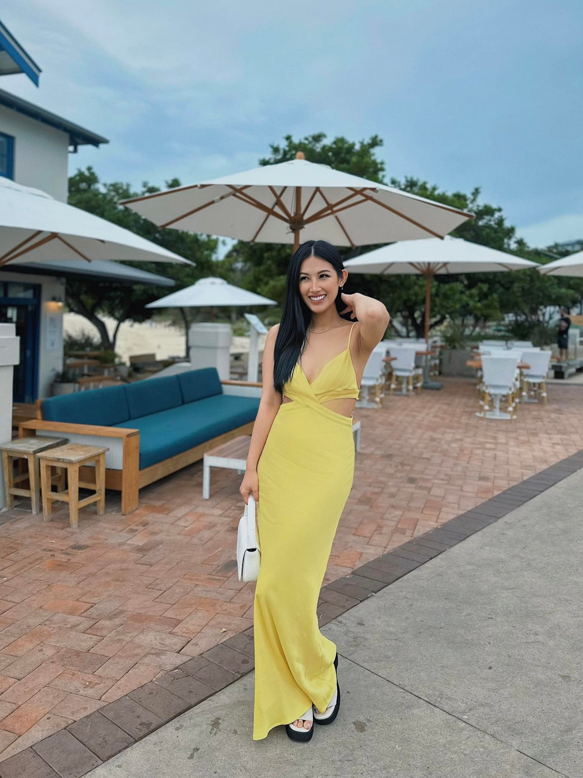 Emmy Nguyễn từng tiết lộ, mỗi ngày hot girl này uống rất nhiều nước trà xanh và trà nóng. Vì trong trà xanh có tác dụng giảm mỡ rất tốt, giúp cô vừa giữ dáng lại đẹp da.