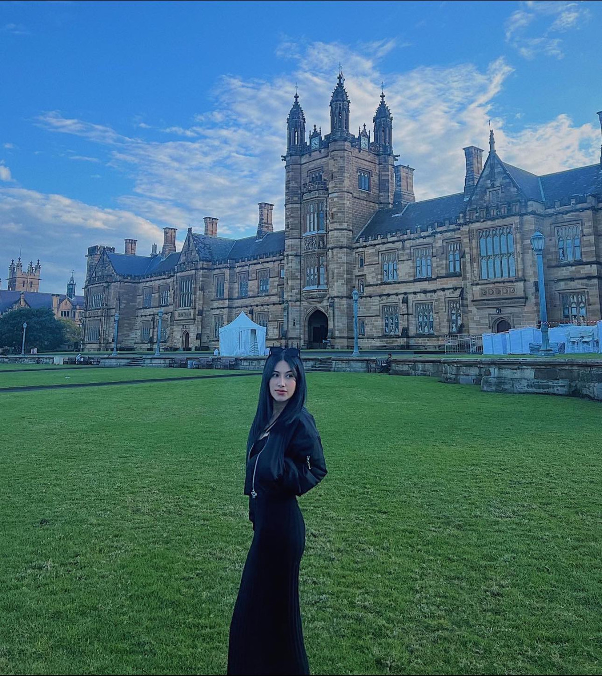 Emmy cho biết thêm mỗi sáng thức dậy cô luôn có thói quen uống 1 ly nước ấm pha chanh và mật ong để giúp thanh lọc cơ thể để bắt đầu một ngày mới.