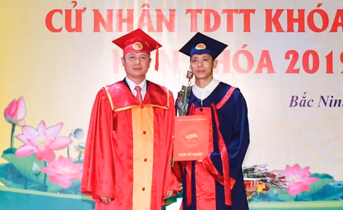 Ở tuổi 32 tiền đạo Nguyễn Văn Quyết từng giành QBV Việt Nam, vô địch AFF Cup 2018... đã tốt nghiệp Đại học TDTT, anh đã truyền cảm hứng cho rất nhiều thế hệ trẻ