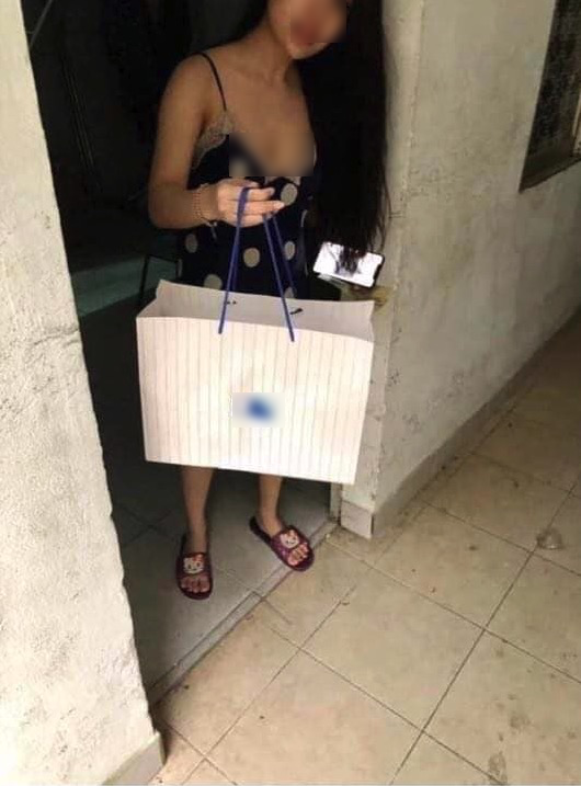 Đến nỗi, một anh chàng shipper Thái Lan từng gửi tin nhắn cho khách nữ, với nội dung: "Khi lấy đồ, bạn vui lòng mặc áo ngực. Tôi không cảm thấy thoải mái cho lắm nếu bạn không mặc", nhằm ám chỉ các bạn nữ cần chú ý hơn trong cách ăn vận của mình.