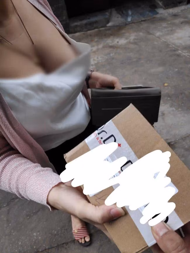 Diện đồ này ra nhận hàng, hội chị em làm shipper "ngượng chín mặt" Dien do nay ra nhan hang, hoi chi em lam shipper