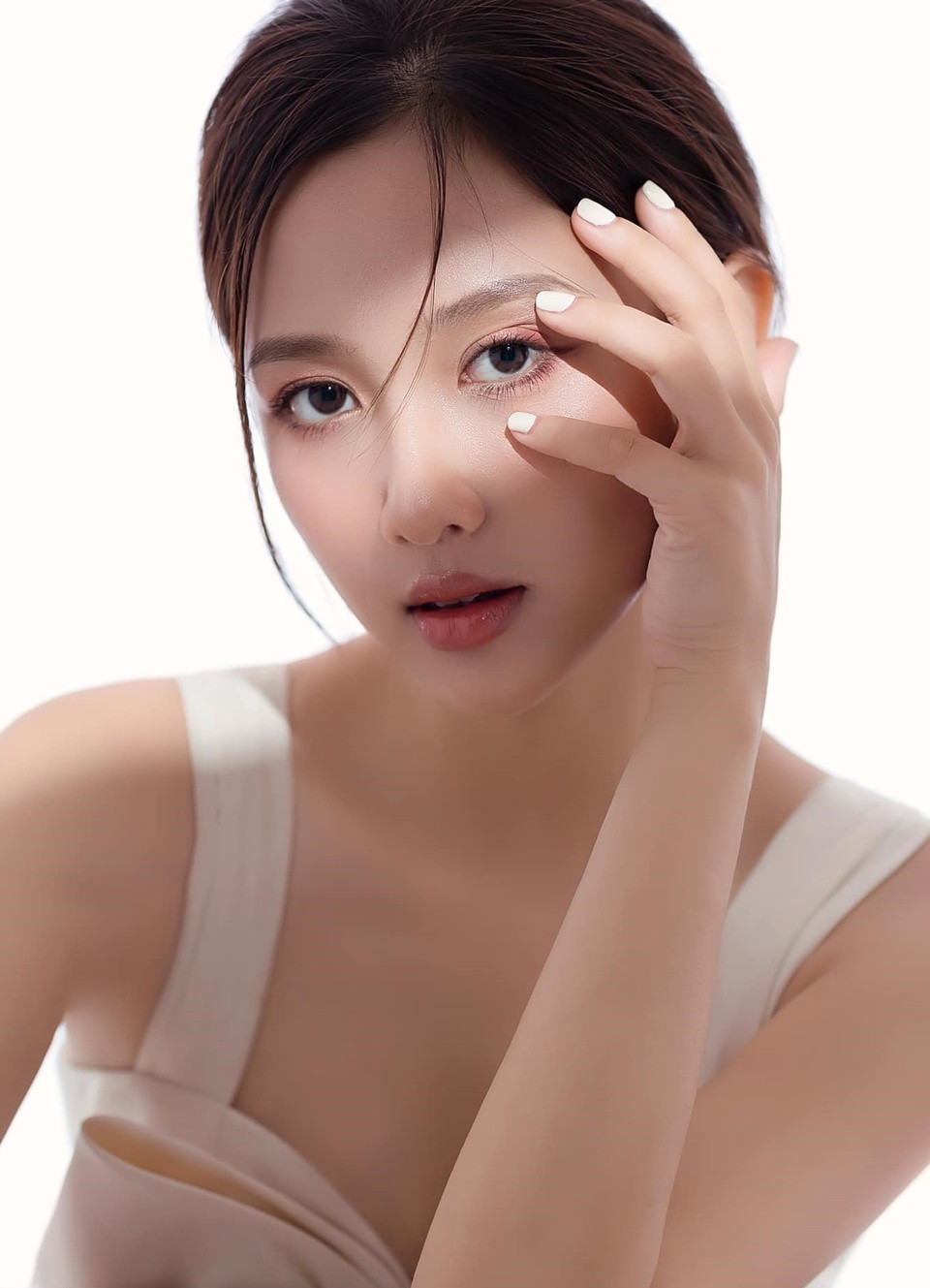 Bạn gái tiền vệ Minh Vương hiện là người mẫu ảnh, MC tự do, dẫn dắt nhiều sự kiện và cộng tác với VTV ở một số chương trình.