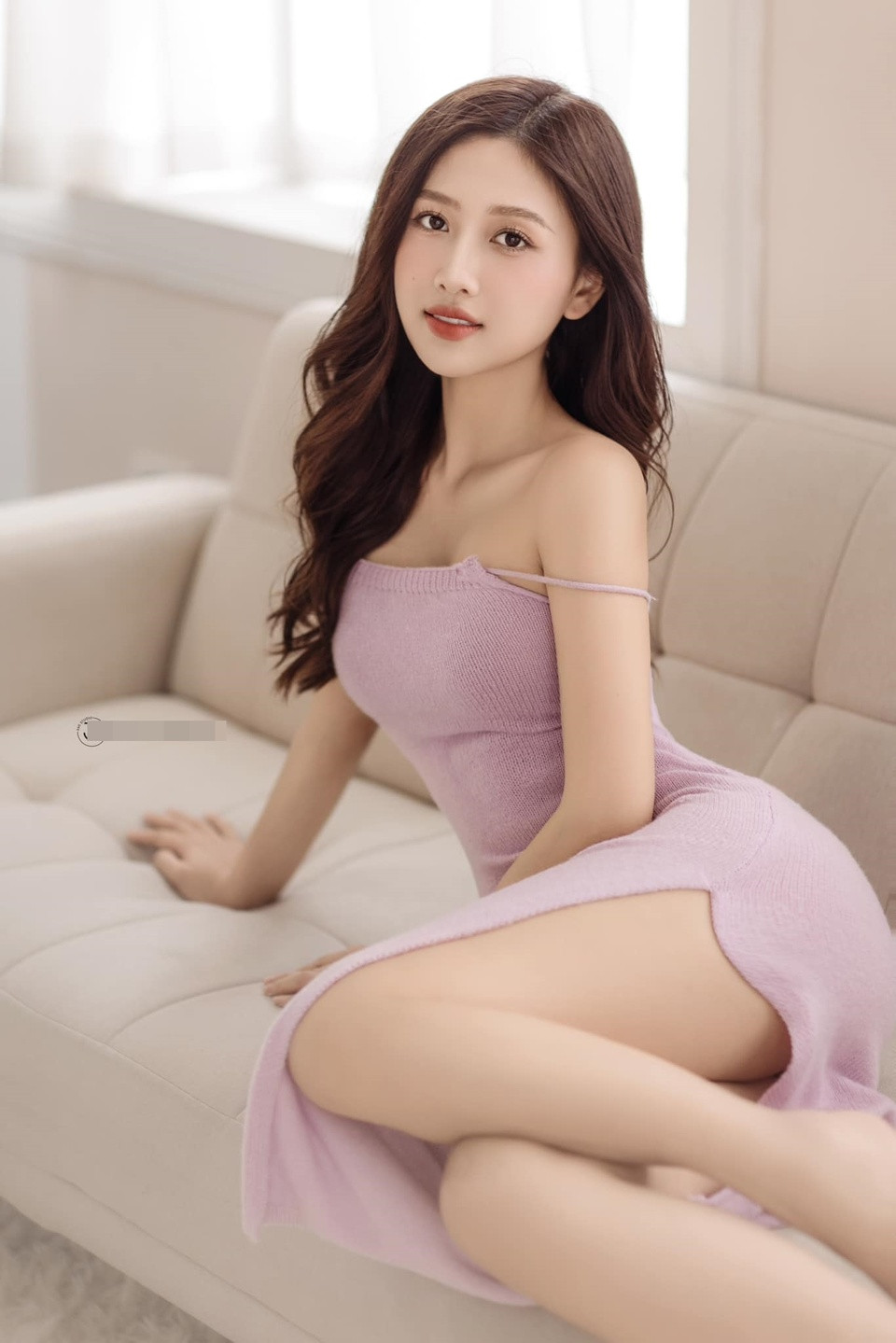 Đời thường, nữ MC cũng thích diện những trang phục ôm sát hoặc xẻ cao để tôn hình thể đẹp, eo thon. Mỗi bức ảnh của Thu Hương nhận lượt tương tác cao.