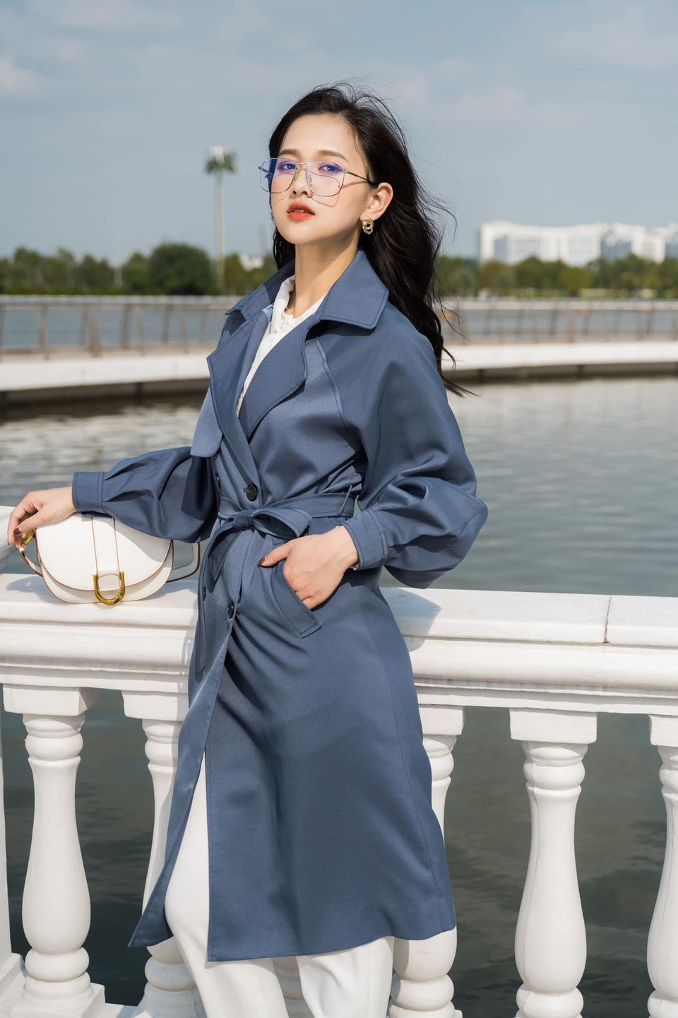 Do đặc thù công việc dẫn chương trình, Thu Hương ưa chuộng những trang phục công sở thanh lịch nhưng không kém phần sang trọng.