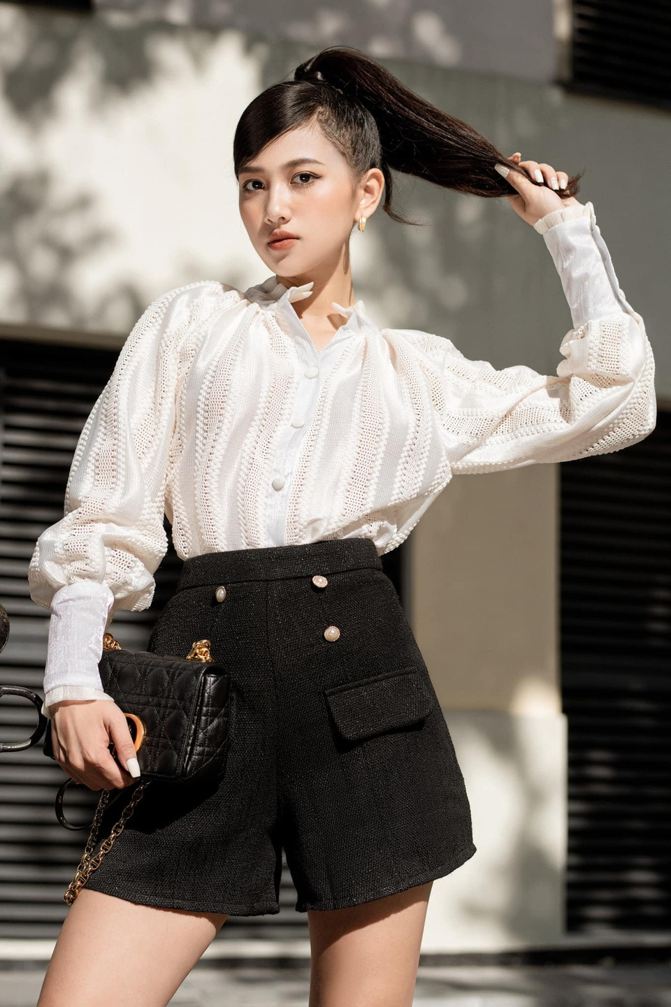 Thu Hương có hình thể gợi cảm, khuôn mặt ưa nhìn. Cô không ngại thử thách bản thân ở những phong cách thời trang khác nhau.