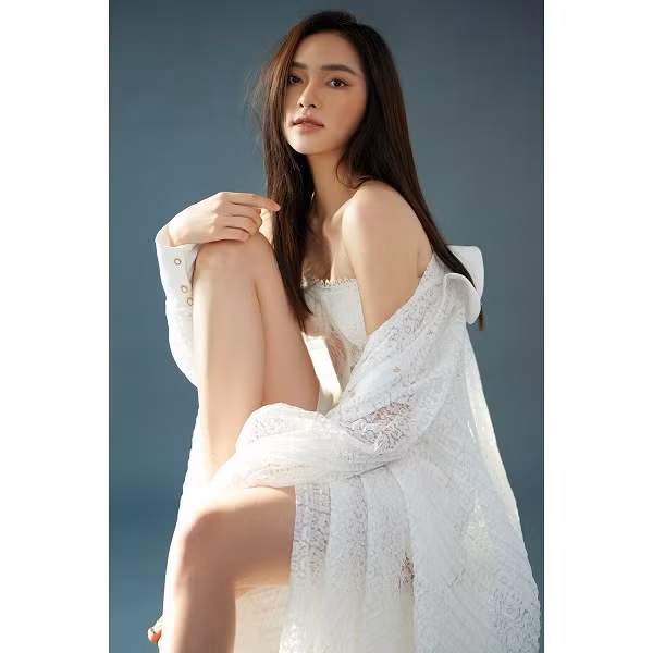 Sau một thời gian có cơ duyên gắn bó với thời trang và làm mẫu lookbook, Diệu Linh có đủ thu nhập và kinh nghiệm mở riêng cho mình một thương hiệu thời trang riêng.