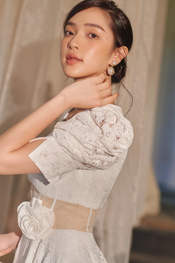 Phạm Diệu Linh sinh năm 1998 tại Vĩnh Phúc. Cô nàng vốn là người mẫu ảnh quen thuộc của các shop thời trang tại Hà Nội đồng thời cũng sở hữu cho mình một nhãn hàng thời trang riêng.