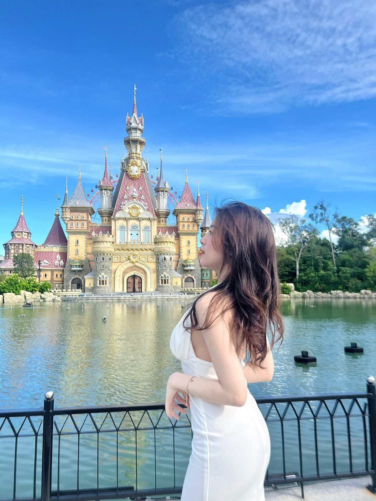 Gương mặt trong trẻo, rạng rỡ của Trang Phạm trông có phần trái ngược với vòng 1 phồn thực.