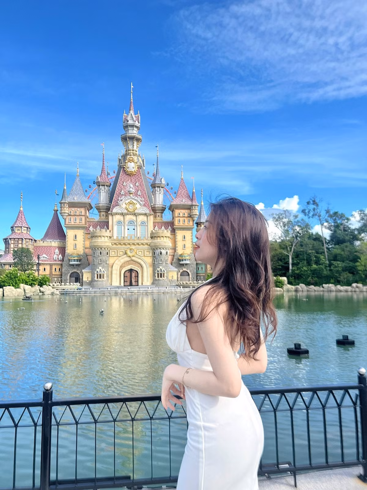 Gương mặt trong trẻo, rạng rỡ của Trang Phạm trông có phần trái ngược với vòng 1 phồn thực.