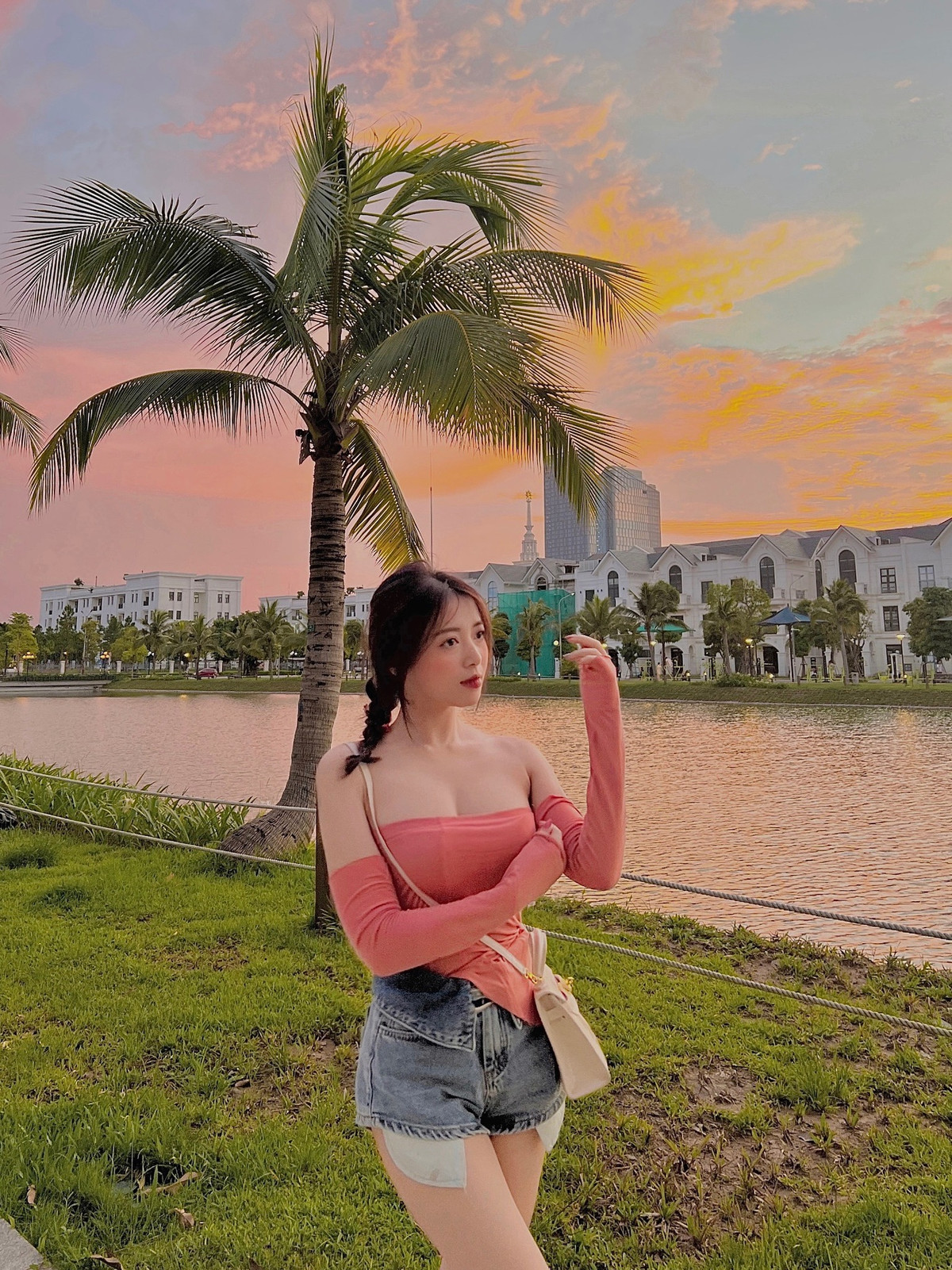 Ngoài những bình luận khen ngợi, không ít netizen dành nhiều lời chỉ trích cho Trang Nabi, khuyên cô nên ăn mặc kín đáo hơn.