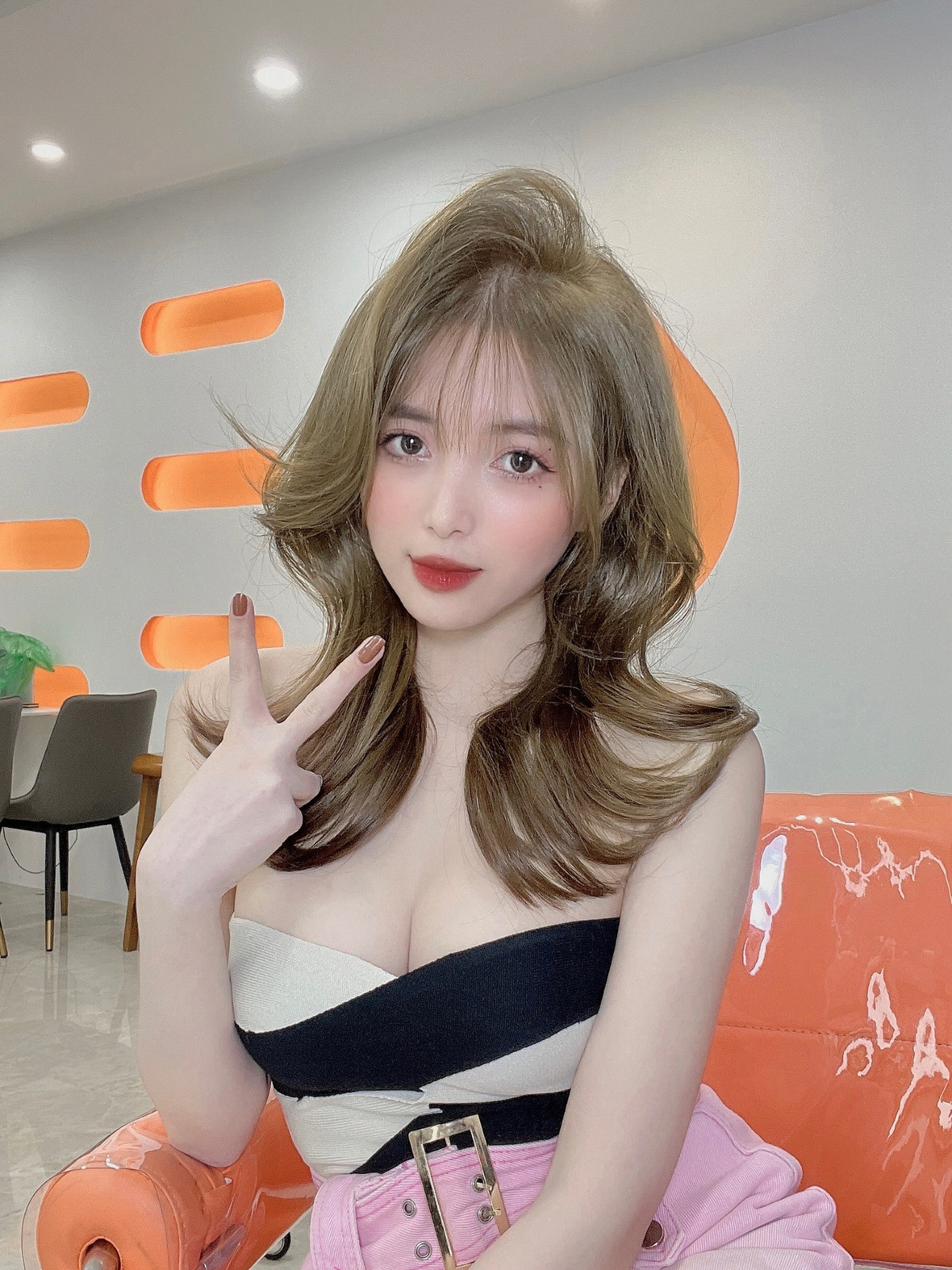 Sở hữu thân hình nuột nà, làn da trắng nõn và vòng 1 căng tràn nên Trang Nabi lựa chọn thời trang gợi cảm.