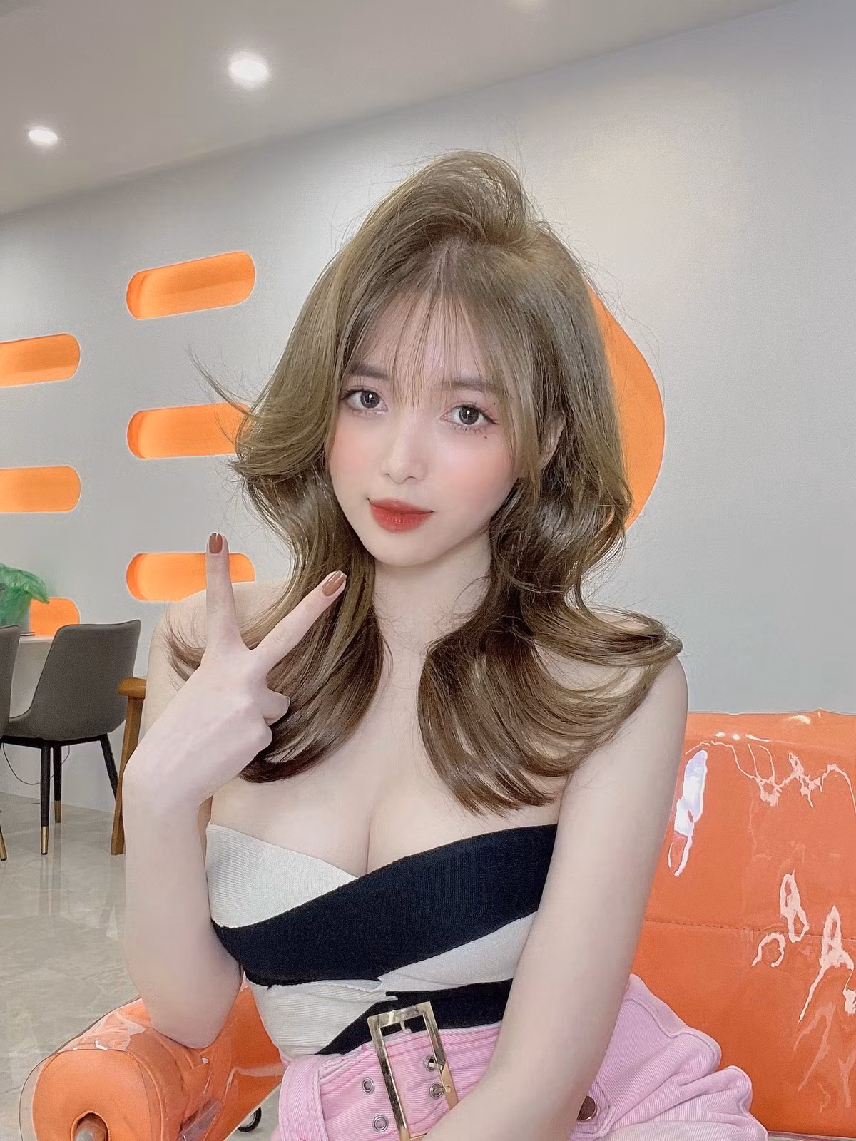 Sở hữu thân hình nuột nà, làn da trắng nõn và vòng 1 căng tràn nên Trang Nabi lựa chọn thời trang gợi cảm.