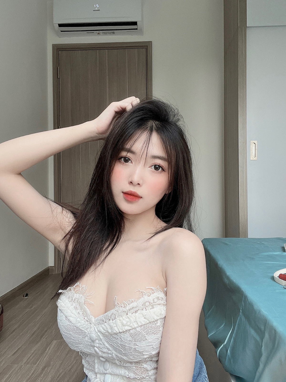 Người đẹp 10x có gương mặt mang nhiều nét ngây thơ với nước da trắng, đôi mắt to tròn.