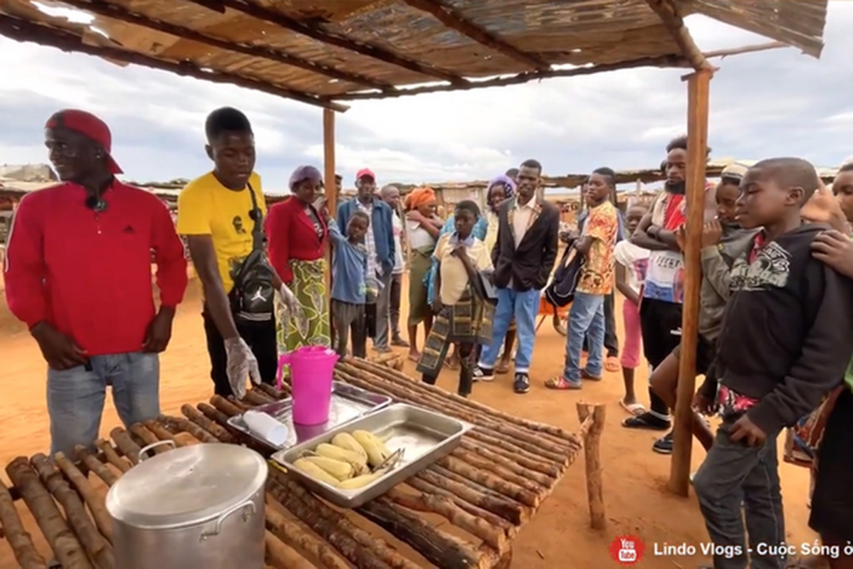 Ngay khi vừa mở sạp bán hàng, “tiệm ngô luộc” của Lindo đã nhanh chóng thu hút rất đông người mua.