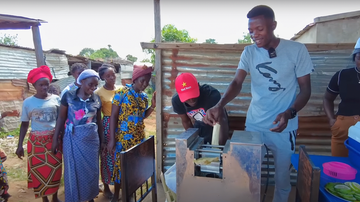 Dac san Viet duoc team Quang Linh Vlogs mang toi chau Phi