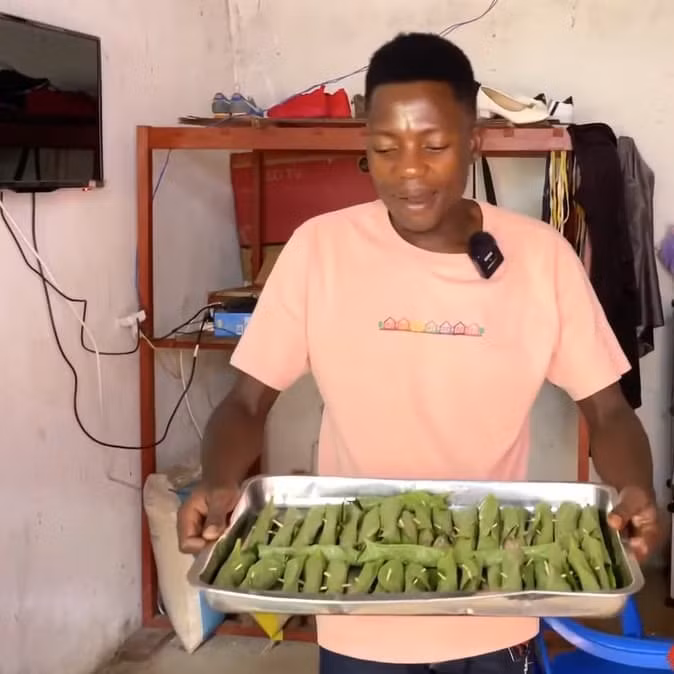 Thậm chí, thành viên Lindo còn thị phạm khi cuốn chả lá lốt ngay tại gian hàng của mình trước khi cho chúng vào chảo rán lên.