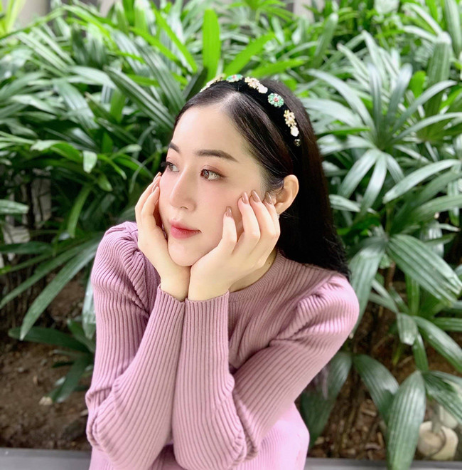 Không chỉ có khuôn mặt xinh đẹp cùng vóc dáng đầy cuốn hút, Thanh Tâm còn được khen ngợi vì có giọng nói truyền cảm, dễ thương.